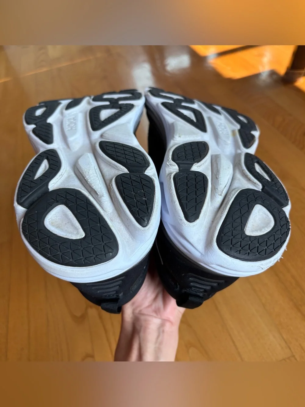 Size 8.5D Hoka One One Bondi 8 Mens Sneakers Black And White Running Shoes